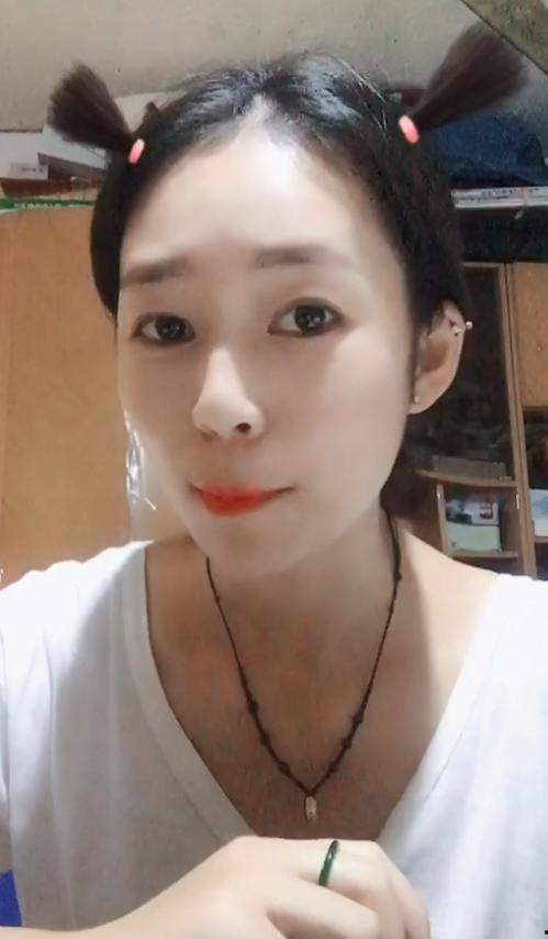 胖脸吃瓜少女,揭秘校园里的甜蜜烦恼